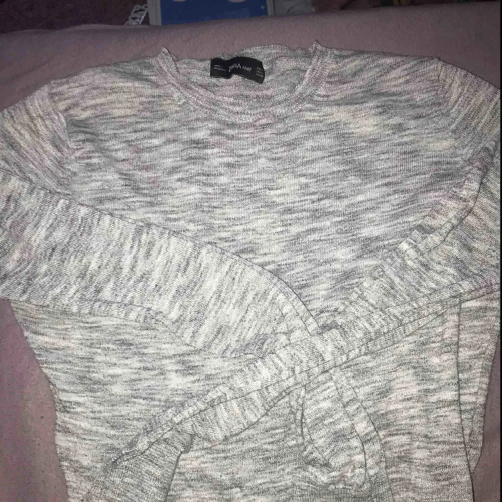 En långärmad grå tröja från Zara. Mjuk och har en väldigt skön material. . Tröjor & Koftor.
