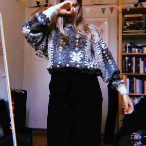  - Stickad croppad tröja. Jag bjuder på frakten!