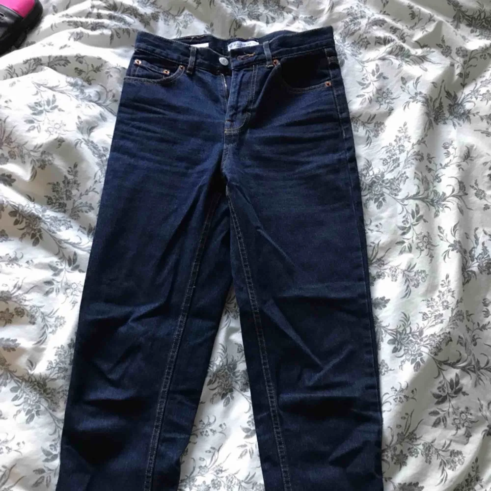 Jääättesnygga mörk blåa mom jeans från PULL&BEAR! Aldrig använda då det var fel storlek men för sent att lämna tillbaka! 180kr, möts i Sthlm och postar! Fraktkostnad: 54kr. Jeans & Byxor.