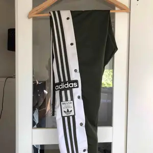 Mörkgröna Adidas track pants med knappar på sidorna, som nya.