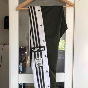  - Mörkgröna Adidas track pants med knappar på sidorna, som nya.