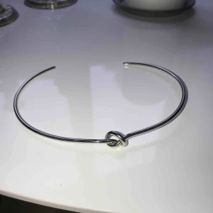  - Halsband med knut, frakt tillkommer (18kr) 