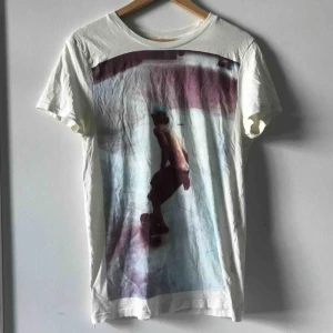  - T-shirt med tryck