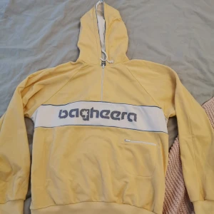  - Cool och originell Bagheera tröja köpt 1990. Fortfarande nice i materialet och riktigt unik. Står xl men känns mindre. Köparen står för frakt. 