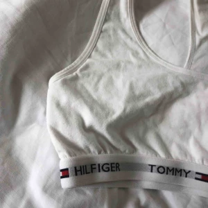  - Vit bralette från Tommy Hilfiger! Använt mycket men i fint skick ändå. Frakt: 45kr. För mer info se min profil eller skriv.