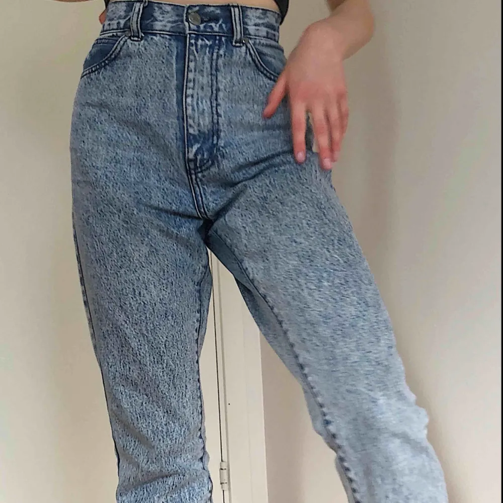 Blåa jeans högmidjade jeans som är inte särskilt använda. Säljer pga för liten storlek för mig! Kan mötas upp i Uppsala, annars ingår inte frakten!. Jeans & Byxor.