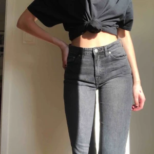  - Sköna, stretchiga jeans från Weekday, lite korta i benen för mig som är runt 172cm så skulle rekommendera för någon som är lite kortare! Köparen står för frakt eller så kan vi mötas upp i Älmhult! 🥰