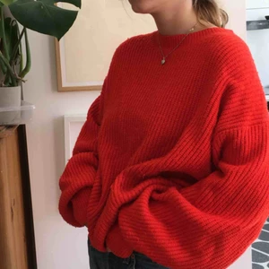  - Fin röd tjocktröja men lite noppig därav det nedsänkta priset❤️