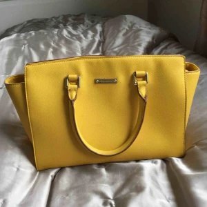  - Gul väska från Banana Republic. Något sliten, därav priset. Nypris 1099.