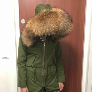  - Grön vinterjacka nypris 8500kr säljs för 2500kr.  Aldrig använt! Äkta pälskrage, vid intresse finns fler bilder.  Köparen står för frakt!