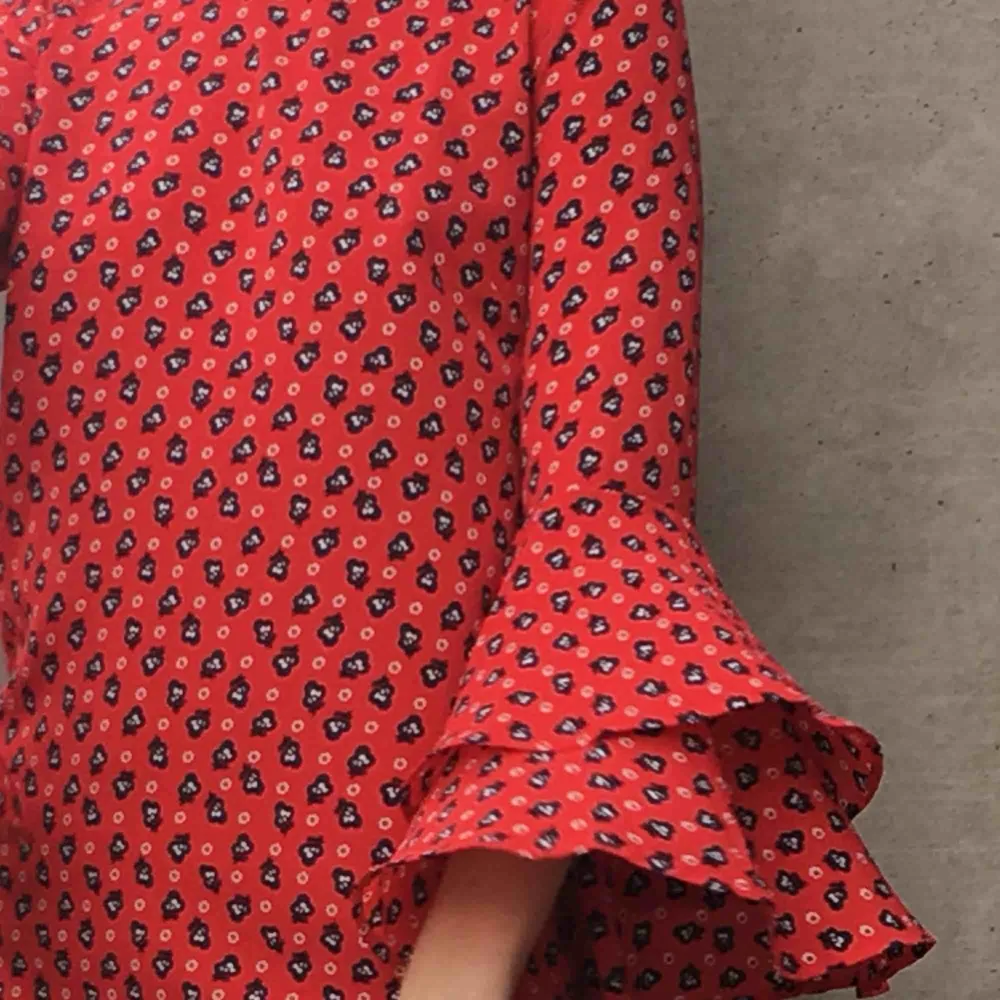 Röd volangklänning i polyester med blomstermönster - perfekt för midsommar❤️. Klänningar.