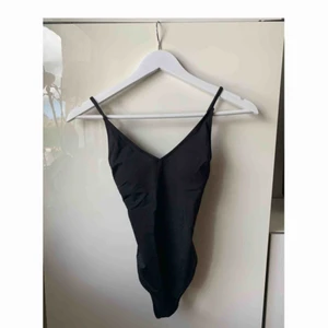  - Svart baddräkt i storlek 32 från H&M! Reglerbara band som kan korsas i ryggen. Aldrig använd endast provad! Frakt ingår.