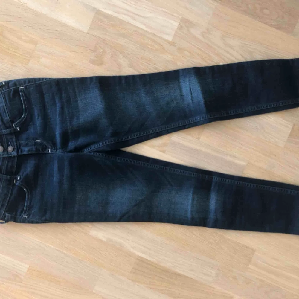 Snygga mörkblå jeans från hollister i storleken 24W. Nytt skick.. Jeans & Byxor.