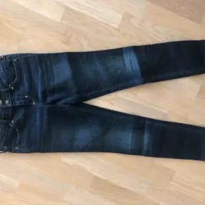 Snygga mörkblå jeans från hollister i storleken 24W. Nytt skick.