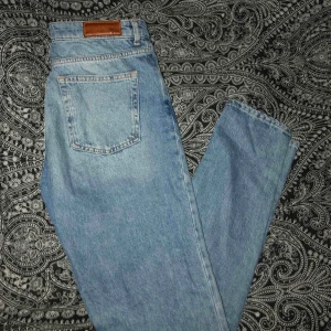  - Girlfriend-jeans som är för små för mig :( Fraktkostnad tillkommer.