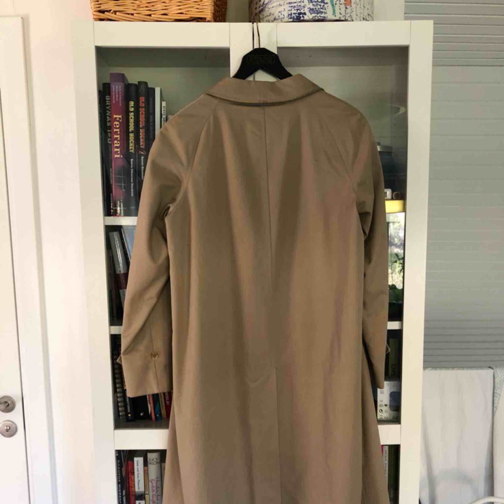 Säljer denna sällsynta Vintage Burberry Kappan. . Jackor.