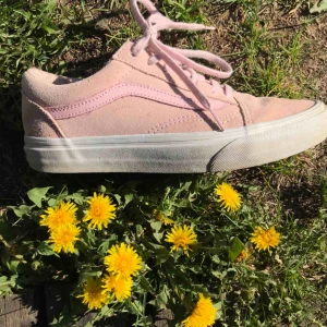 - old skool vans i suede i använt skick! säljer då de sällan blir använda och tänker att de kan fortsätta användas av någon annan🦋