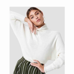  - Vit stickad polotröja med vida ärmar. Köpt från NA-KD i storlek xxs men passar en XS. Använd 1 gång, originalpris 299kr. Frakt ingår.