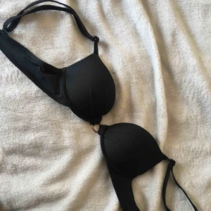  - Svart push up bikini topp från Lindéx Bra skick  Storlek 70A