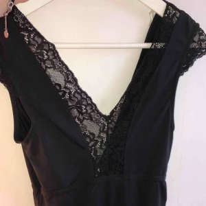  - En fin spets body från pieces/ vero Moda i fint skick Använd en gång Storlek XS Köptes för 300kr säljer för 150kr  Går att skickas mot frakt kostnad.