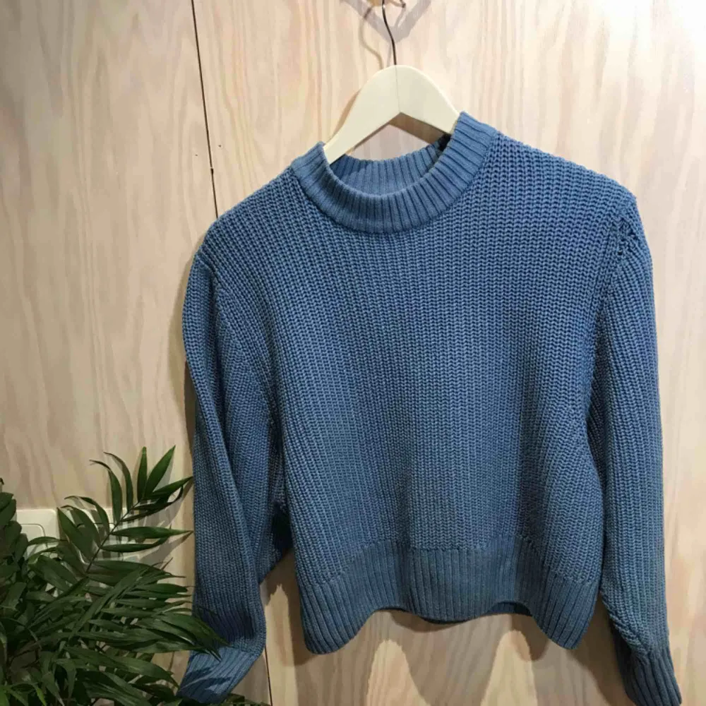 Ljusblå stickad tröja från Monki 😊 Har ett litet hål vid ena axeln men går nog lätt att fixa 😊 Möts gärna upp i Stockholm men postar självklart också om nödvändigt, köpare står då för frakt 😊 . Tröjor & Koftor.
