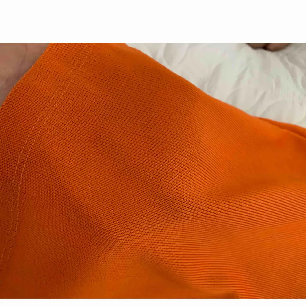 Orange T-shirt från monki i storlek XS. Köparen står för frakten  . T-shirts.