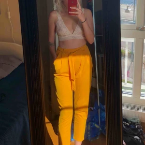  - Senapsgula byxor från NLY trend. Kostymform men i mjukt tyg, stretchiga. Frakt ingår ej