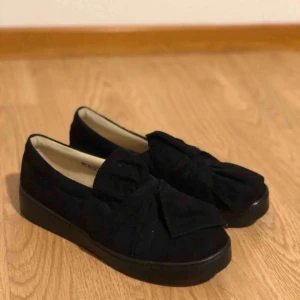  - Säljer dessa superfina skor! Har endast använt de 2 gånger så de är i jättebra skick och kommer inte till användning så ofta så därför säljer jag de. Storlek 37