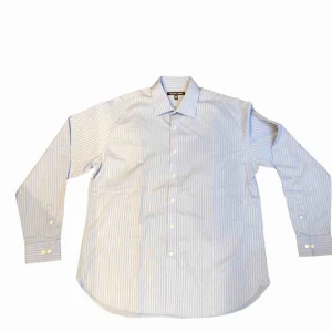  - Säljer denna riktigt snygga skjorta från Michael Kors. Skjortan är endast använd cirka 3 gånger 