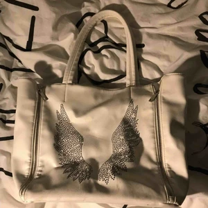  - Säljer en jättefin vit väska från Chelsea med vingar på. Köpte den för jätte längesen men använder inte längre. Den är lite sliten och därav priset. Kan frakta om det skulle behövas.