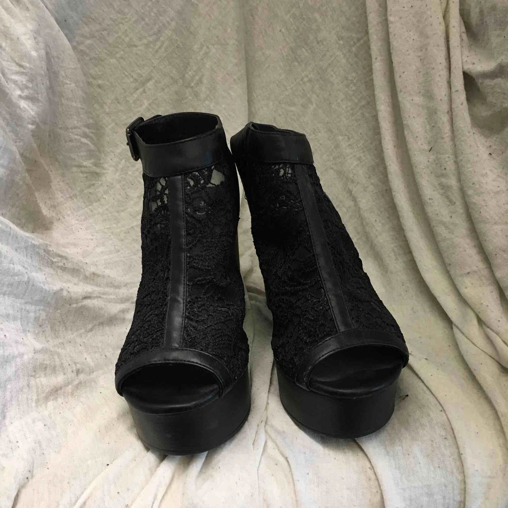 Snygga svarta chunky heels med ca 10cm klack och mesh i foten. Super sköna, använda en gång i barcelona. Frakt tillkommer. Skor.