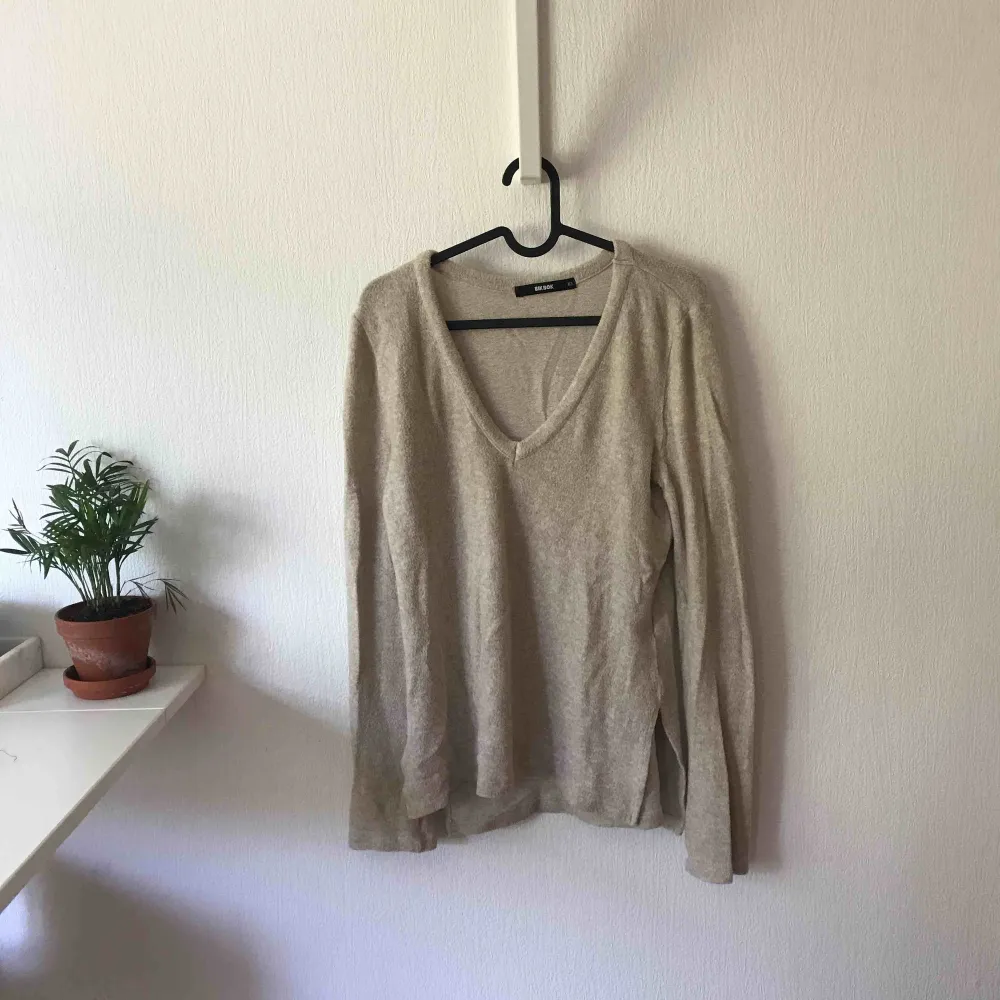 Långärmad tröja från BikBok i färgen beige. Mycket mjukt material. V-ringad och längre bak än fram. Vid köp tillkommer fraktkostnad.. Tröjor & Koftor.