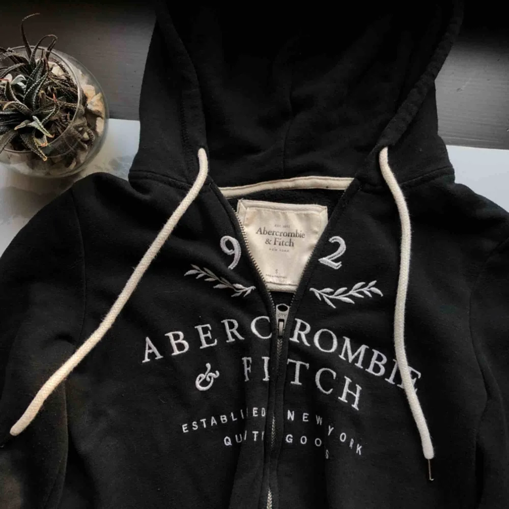 Supermysig hoodie från Abercrombie & Fitch!!  Tyvärr för liten för mig :(  Köparen står för frakt🌹. Hoodies.