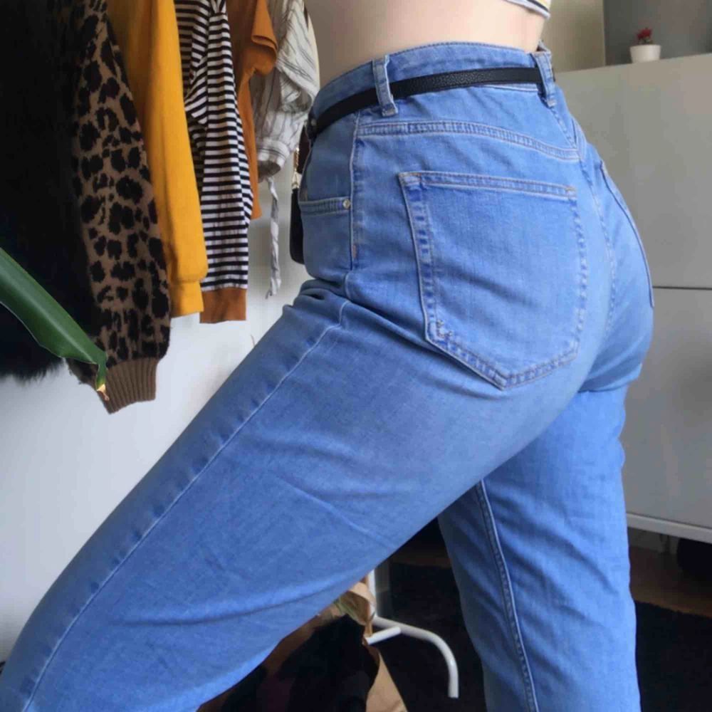 Fräscha mom jeans från BikBok! Säljer dessa då de tyvärr blivit för stora ;( Väl använda, men fortfarande i fint fint skick! De är såååå sköna!! Ett riktigt fynd ;) (REA från 170kr). Jeans & Byxor.