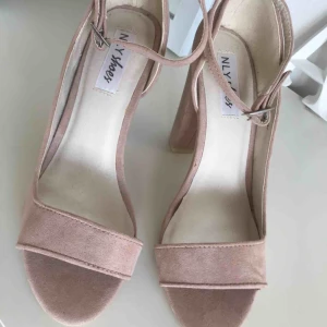  - Endast provade skor från Nelly. Superfin puderrosa färg i storlek 37. Ca 8 cm klack. Perfekta för studenten, balen eller sommarens alla fester. 🎈 Hör av dig om du har mer frågor. Priset är exklusive frakt. 😊