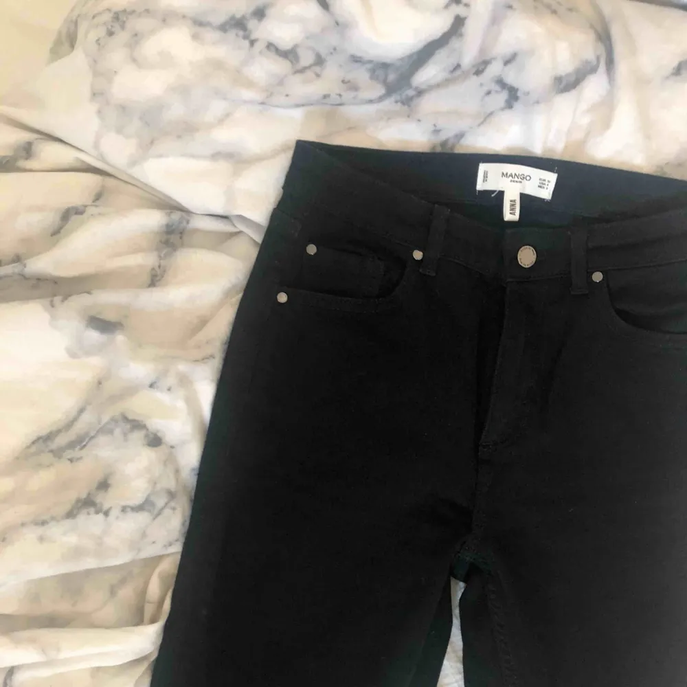 Svarta raka jeans ifrån MANGO || aldrig använda || storlek 36 (S) || säljer för 100kr + frakt. Jeans & Byxor.