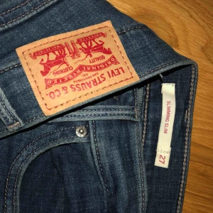  - 27 i storlek, har 25 annars men passar allt från 25-28. Väldigt stretchiga, nypris 999kr. Köpren står för 10kr frakt. 