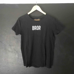  - Svart t-shirt i nyskick från Lager 157. Tryck: ”BROR”. 