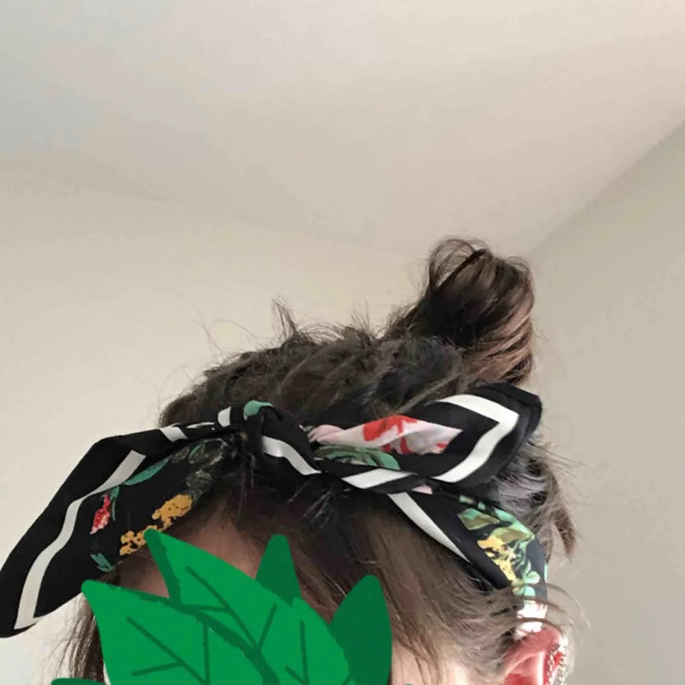 Blommig bandana/scarf/hårband från h&m, går att knyta ut och styla hur man vill ha den<3 GRATIS FRAKT!. Accessoarer.