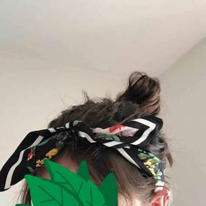Blommig bandana/scarf/hårband från h&m, går att knyta ut och styla hur man vill ha den<3 GRATIS FRAKT!