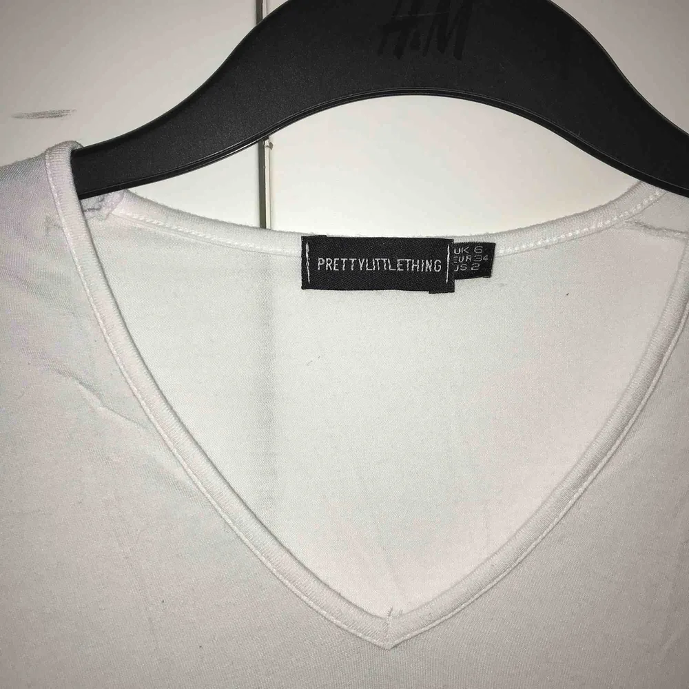 T-shirtbody från prettylittlething, knappt använd. Köparen står för frakten💙. T-shirts.