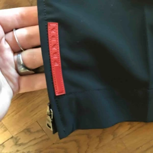  - Klassiska Prada track pants i nylon look.  Knappt använda.  Äkta.  10/10 condition.  Köpare betalar för frakt eller så möts vi upp i Stockholm. 