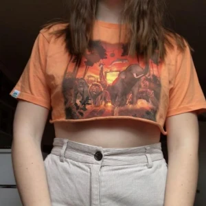  - Säljer denna croppade tshirten med gulligt djurmotiv!🧡