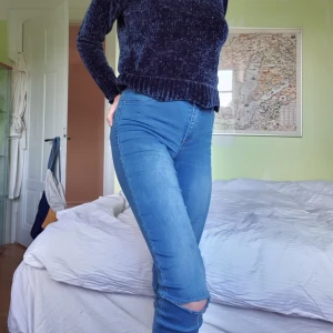  - Jeans med tippade knän, säljer även tröjan.
