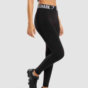  - Gymshark Fit Leggings med lappen kvar! Väldigt bekväma men också bra på gymmet och squat-proof. Sitter snyggt och framhäver kurvor. Haft ett par av samma modell tidigare men just dessa är aldrig använda pga fel storlek. Frakten står köparen för :)