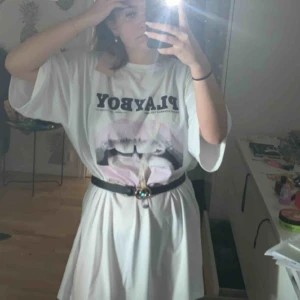  - Snygg klänning från Missguided xplayboy T-shirt klänning, helt ny, prislappen är kvar