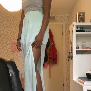  - Skitfin kjol från hm, aldrig använt pga att den är för lång för mig (jag är 156) så nån som är över 160 passar nog galant. Storleken så står det 42 men jag tycker att den passar även S
