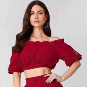  - Säljer denna sjukt fina och somriga topp från Linn Ahlborgs kollektion med nakd! Använd en gång men säljer pga råkade beställa fel färg. Oroginalpris 299kr. Köparen står för frakt +50kr! 