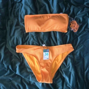  - Aldrig använd bikini, toppen strl 36, underdel 38. Frakt ingår i priset