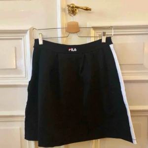  - Snygg svart kjol från fila. Aldrig använd pga lite för stor för mig. Kan mötas upp i Gbg, annars tillkommer frakt✨